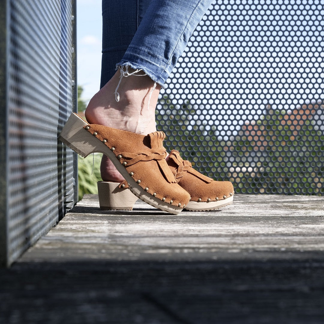 Camelia clogs